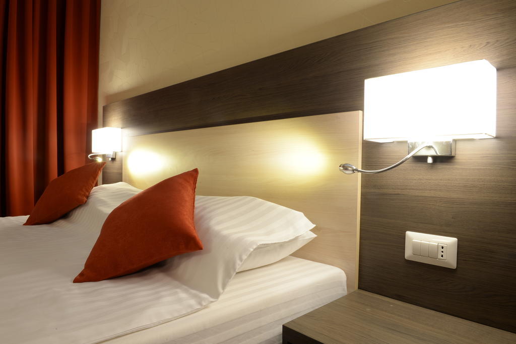 Hotel Galaxy Dumbravita  Rum bild