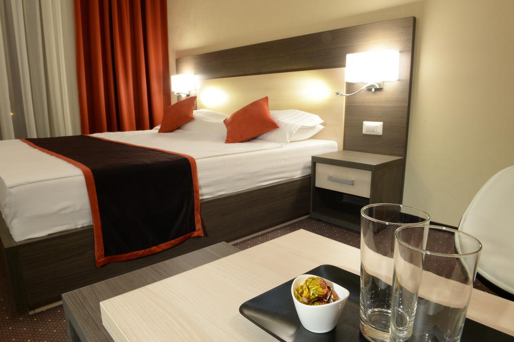Hotel Galaxy Dumbravita  Rum bild