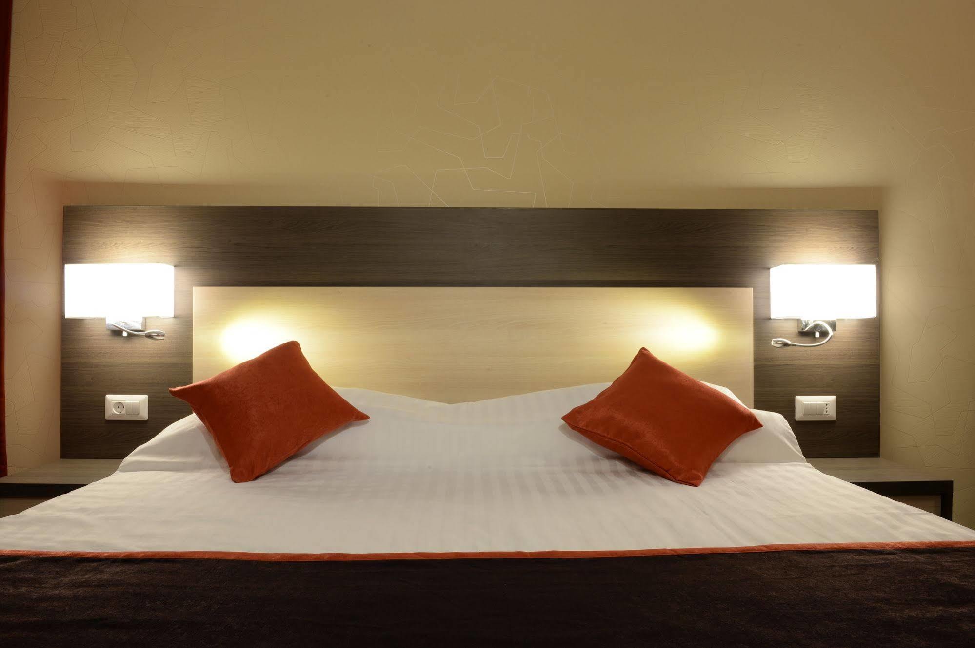 Hotel Galaxy Dumbravita  Exteriör bild